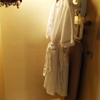 バスローブ・スリッパあります。バスローブをはおってプールへい