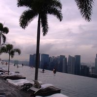 57階にあるプールからはシンガポールが見渡せます
