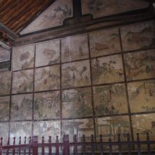 三佛殿の壁にある八相図。お釈迦様の一生が描かれています。