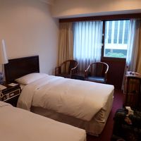 スタンダードツインルーム。部屋はちょっと狭め。