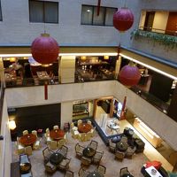 吹き抜けの下にあるのはレストラン。