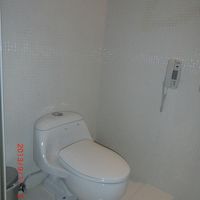 フツーのトイレ。台北らしく拭いたトレペは流さずゴミ箱へ。