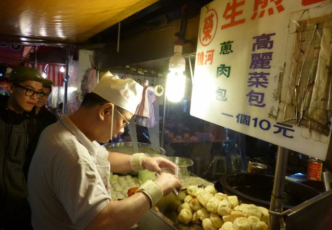 本当に絶品の焼き小龍包！醤油かチリソースをお好みで選びます。