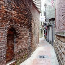 赤レンガな感じの路地