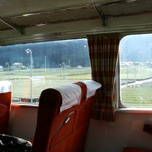 特急風車両からは一面の茶畑などが見えます。