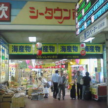 土産物店が並ぶ商店街もあります（閉店時間が早めなので注意）