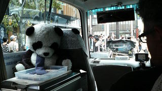 浅草の名所を無料で回れるパンダ柄の周遊バス