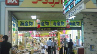 新潟港への船便の他、佐渡島内各所へのバスも発着