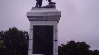 最初に発見された後藤伍長の銅像