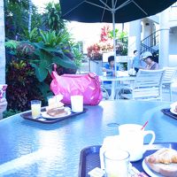 プールサイドで食事できます。無料の朝食は今年で終了。