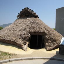 弥生時代の竪穴式住居を再現