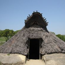 古墳時代の竪穴式住居を再現。