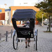 レトロ地区を走る観光用人力車