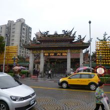 駅を出ると、もう目の前です。