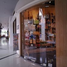 店舗はすべて外に面している、半屋外型ショッピングセンター