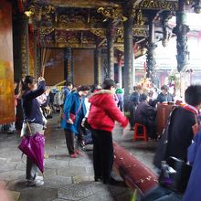 信仰深い台湾の人たちは早朝からお参りに来てるようです。