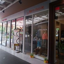 高級ブランドのお店はないけど、掘り出し物が見つかりそう