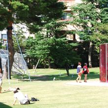 建物外にもオブジェが、いくつか展示されている