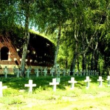 犠牲者の墓とロトンダ