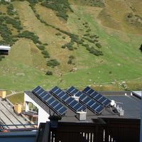 一番下の階だったので、向かいの山は建物の間からしか見えません