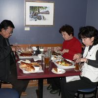 おなか一杯で食べきれず持ち帰り夜食とする。