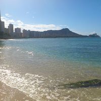 ホテル前のビーチからダイヤモンドヘッドを臨む