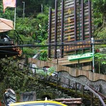 乗り場への階段。メイン通り（烏來老街）のつきあたりです。