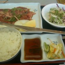 カルビがうまい！この他に冷麺もセットでした。