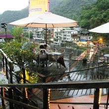 トロッコ乗場への階段にある、老街を眺められるテラス付カフェ