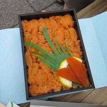 お弁当箱全面にウニが敷き詰められてます！