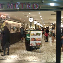 出口が表参道の交差点すぐです