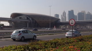 近未来的なデザインとシステムのメトロ