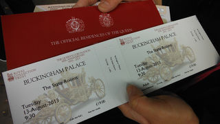 夏は宮殿内に入れます。