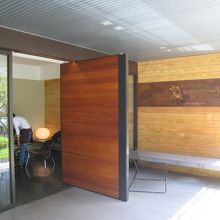 お店の前にタクシーで降りても気づかないシックな外観です。