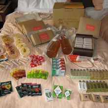 上にあるのがパイナップルケーキとジュース、ダンボールです。