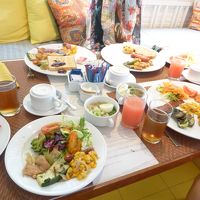 カフェ風ソファで朝食