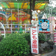 上野動物園の手前にあり　大人も乗れます