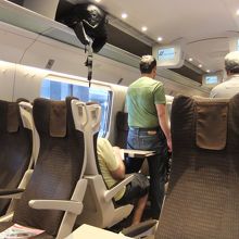 座席は向き合った席で予約される