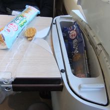 座席の脇にはゴミ箱あり