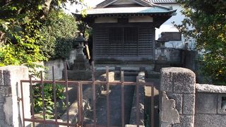 旧東海道(県道44号線)沿いにあります・・秋葉堂