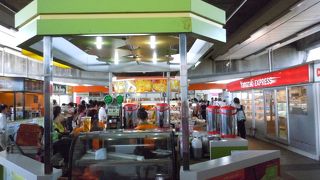 ＢＴＳスクムビット線の終着駅。乗降客多い。