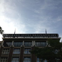 ダム広場のモニュメントの後に位置しています。