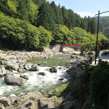 香嵐渓の入口の薫楓橋。川遊びができます。