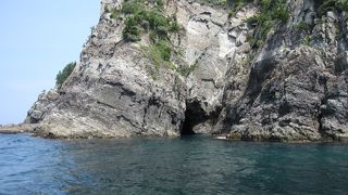 海上から眺めてよし、車で島内をめぐるのもよし