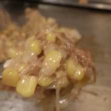 もんじゃはコーンがいっぱいです