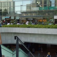 左側のエントランスが楕円形　ここから地下が覗けます