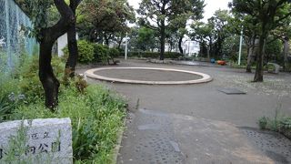 高台の日当たりの良い公園です。