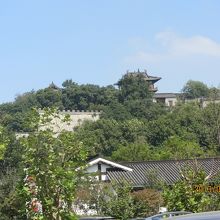 小高な山の上に甘露寺があります