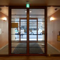 ロビー、廊下など明るく温かい雰囲気です。