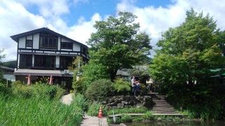 金鱗湖に面した小さな美術館。